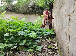 casi nos pillan follando a la vecina mexicana al aire libre con creampie