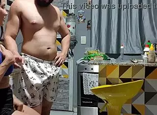 Quer ver seu vizinho me pegando na cozinha e fodendo forte?