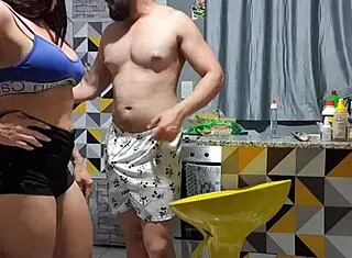 Quer ver seu vizinho me pegando na cozinha e fodendo forte?