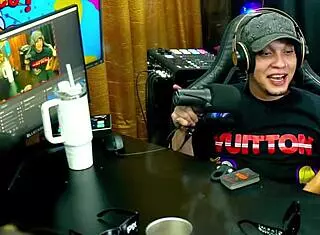 Bruna lambertini and isa moura stand show tight asses wink hot at camera what they deserve