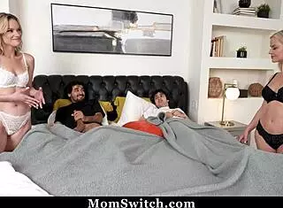 Slimthick Vic和Lindsey Lakes猛干继子😈🍑妈咪交换大屁股大奶群P🔥💦