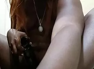 Naejae 用她最大的黑假阳具猛烈骑乘，喷得满身都是