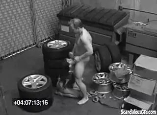 棕发夫妻车库激烈口交硬核后入