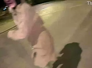 omg this milf pornstar is pushing stuff into her shaved pussy while running on the street 😲