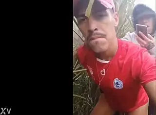 我在林子里给大家放屁股露出