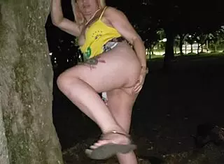 ela fica louca de tes�o na noite, mostrando a buceta ao ar livre