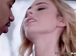 金发18岁女仆穿内衣丝袜打扫房子