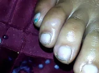 黑珍珠足交射精高潮