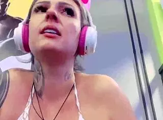 Eu na academia toda molhadinha, ah aqui del�cia escorria entre as pernas, com peitos naturais grandes e sexy