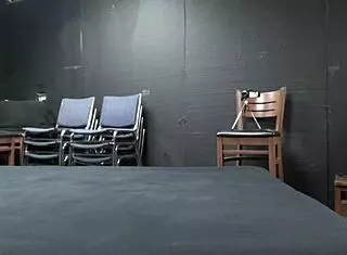 和Scarlett Johnson黑光狂野性爱中途拔出三次