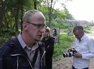 Model flashes nude in public outdoor