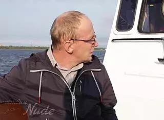 Model flashes nude in public outdoor