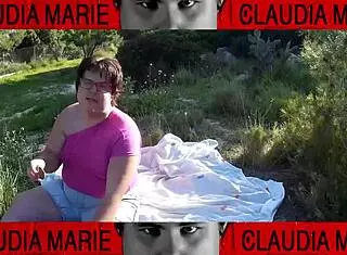 Snacking On Curvy Pussy Outdoors Makes Her Cum