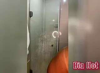 Bia hot morena safada se depilando inteira para voc�