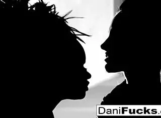 异域3P Dani Skin和Eric玩棕发大奶群战