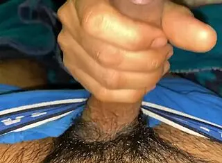 Young Indian teen girlfriend gives blowjob in homemade video