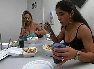 izabela pimenta, entre um video e outro, a gente come sem parar?