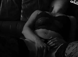 Busty milf fingers herself to orgasm 😘