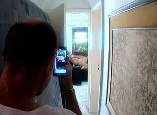 白头人远处偷窥船屋野外