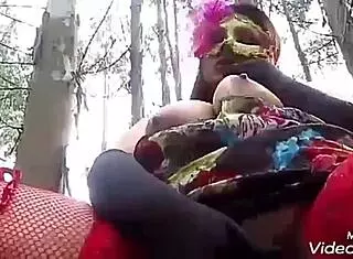 me encontraron tocandome en el bosque y me dieron verga