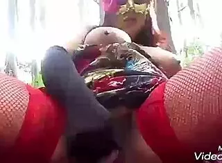 me encontraron tocandome en el bosque y me dieron verga