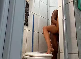 filmando escondido enquanto pego a magrinha no banheiro e ela lambe meu pau?