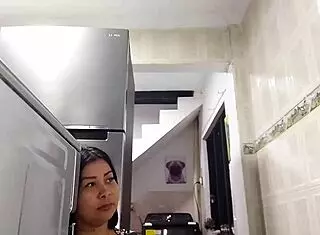 sé que mi hijastro está obsesionado conmigo, esta vez lo complazco antes de que llegue mi esposo 😏