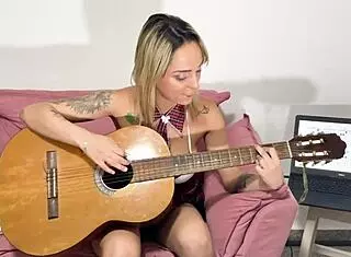 Minha primeira aula de violão no cacete do professor 😏