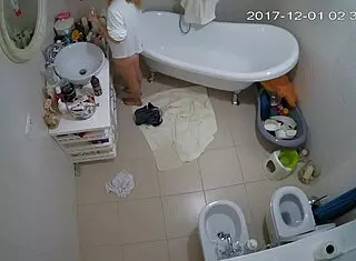 聪明业余妹无毛自慰被偷窥围观