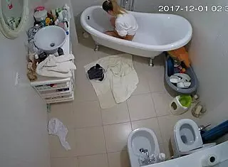 聪明业余妹无毛自慰被偷窥围观