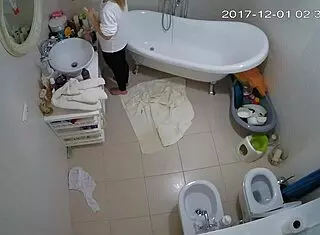 聪明业余妹无毛自慰被偷窥围观