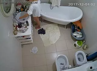 聪明业余妹无毛自慰被偷窥围观