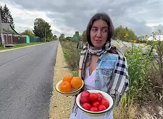 在农场，我问18+的年轻农妇展示她的多汁产品