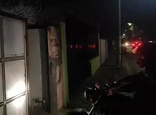 Chamei o eletricista para me ajudar com a tv e paguei com sexo