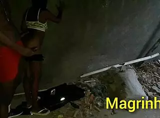 Skinny girl enters big dick in abandoned favela house until he cums