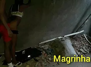 Skinny girl enters big dick in abandoned favela house until he cums