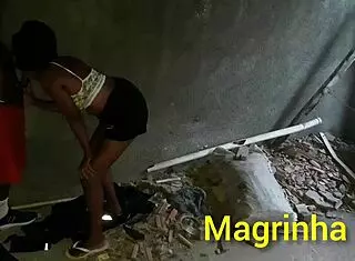 Skinny girl enters big dick in abandoned favela house until he cums