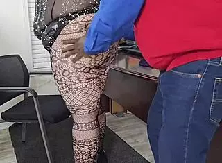 Secretary seduces boss with blowjob to avoid suspension