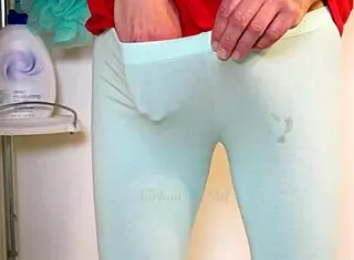 哥们紧身裤硬鸡巴滴前液不是尿