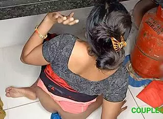 ghar malik kamwali bai ko chodne ke liye kitchen ke neeche chhupa hai