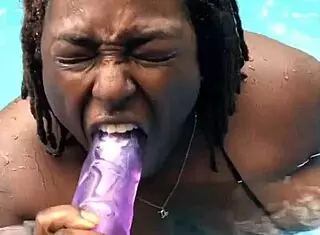 Fuck myself with toys in the pool close up – want to join?