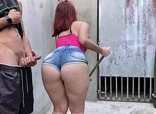 Chamei essa empregada para trabalhar na obra, eu não resisto nessa bunda, ela é muito safada