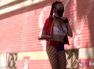 harley quinn cosplayer picks up and blows guys in the street
