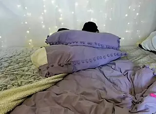 嘿，看纹身骚妹18+摄像头狂野自慰