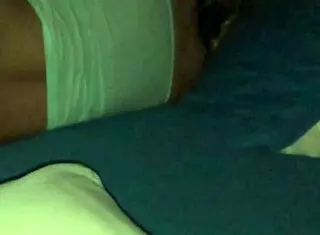 minha esposa na cama de bunda de fora