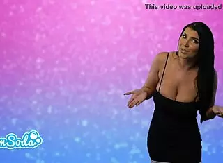 Camsoda爆红：Romi Rain病毒视频骚表情