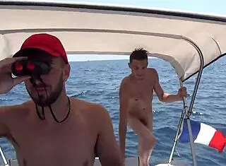 bande annonce: petit cul serré baisé par marin dominant?