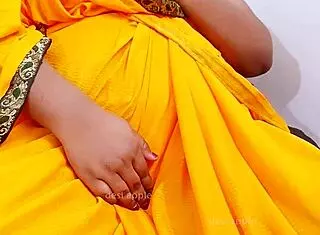 Look at this sexy bhabhi from West Bengal in her saree, she's irresistible.