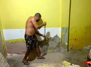 Seduzir O Pedreiro Que Meu Marido Contratou Para Fazer A Obra Aqui De Casa Até Ele Me Comer