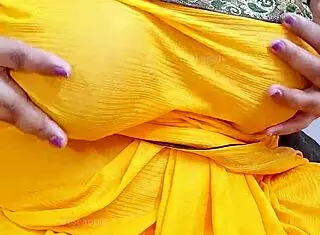 Look at this sexy bhabhi from West Bengal in her saree, she's irresistible.